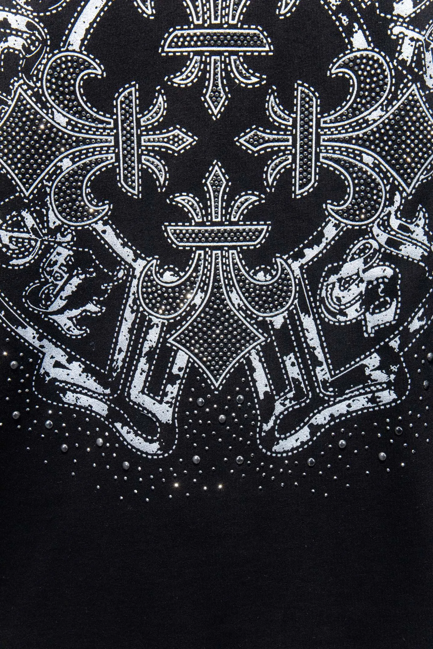 P180 🆕Chrome hearts 25ss os version is really charming and Chrome hearts are really unique. Each season's new version is made to the extreme. It is very practical and can be worn casually. Nice✔️ - ⚠️100% cotton. It is made of 32-count double yarn, 260-gram weight fabric and imported knitted needle carded cotton. It has moderate thickness, drape and contour, and the upper body is comfortable! ! It is very tolerant to fat body types and can instantly lose five pounds after wearing it!  Specially ordered many Austrian hot diamonds, which have the bling bling effect of natural crystals under the light, with multi-faceted reflective points, and the production cost is extremely high. The laser molding includes a computer engraving machine and a laser machine, which are accurate in units of particles. Finally, it is hot and set at high temperature. After the hot ironing, the firmness needs to be tested repeatedly on the hot stamping. It can show colorful reflections under the light. The collar webbing extends to the shoulder for reinforcement, and the stitching at the connection point. The hem and cuffs are all made of 0.2mm stitch double-thread stitching. They are carefully produced at a high cost. The attitude of making goods with a magnifying glass restores the quality and effect of the product. The full set of customized accessories only presents every detail to the customer. Printing with film printing, 50,000 positioning, which is very time-consuming. The addition of handmade elements to the body greatly increases the interest of the clothing; unique visual effects. After special treatment, a unique effect is formed. An irregular hem is added to the version. This year's Kroxin is the main version. In the past two years, the oversize version has become the focus of the trend and has been a popular staple in the past two years. The change of designers has made this brand an instant hit. The progressive fashion of the times also needs the blood impact of fresh elements and trendy designs in order to continue its glory! It’s stylish both inside and outside, a must-have for high street travel! An absolute "eye-catching style" that can match couples 💏 Color: Black White Size: S M L XL